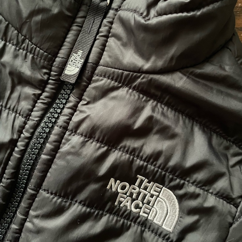 The North Face reversible girls black puffer jacket. Size small / 6-7